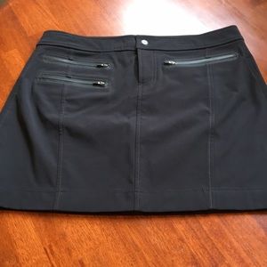 Athleta scuba-type fabric skirt with front pockets